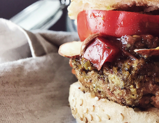 hamburger di tonno alla siciliana con mandorle, pistacchi e ketchup alla menta