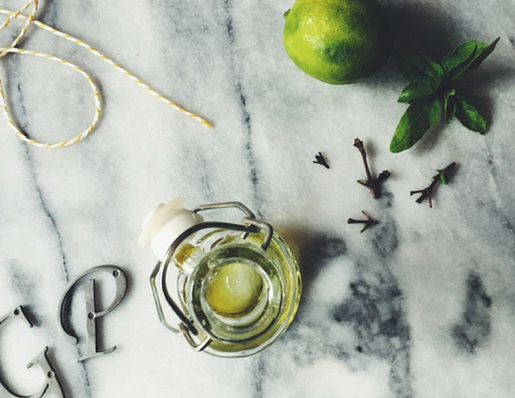 olio aromatizzato al limone (o lime) e basilico