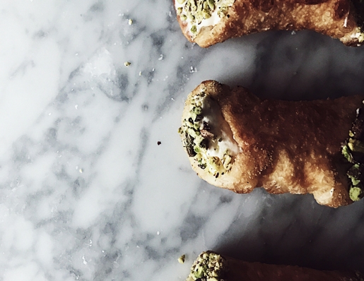 cannoli salati: cannoli di pizza fritta con pesto, stracchino e granella di pistacchio