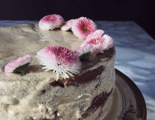 torta di carote con glassa di camomilla e fiori di campo