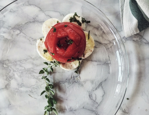 ricette estive gourmet: l’insalata caprese con olio caldo aromatizzato