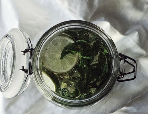 tè alla menta fatto al sole, con zenzero e lime