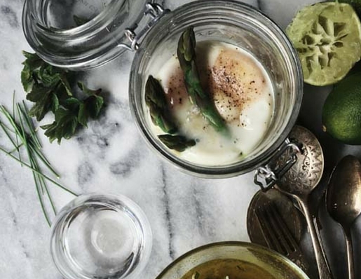 uova in cocotte con asparagi e vinaigrette alla tequila