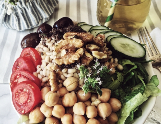 buddha bowl di ceci e orzo ispirato alla cucina greca