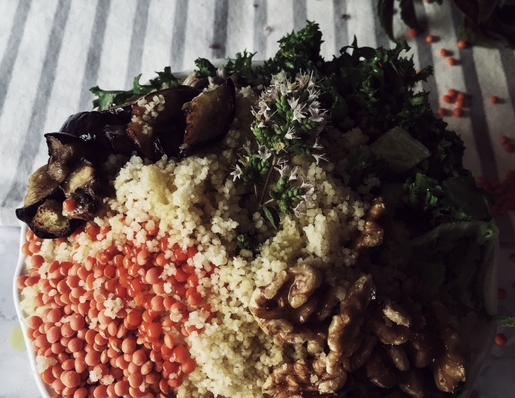 buddha bowl di cous cous in stile marocchino