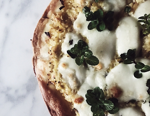 pizza in padella con crema di carciofi, menta e mozzarella