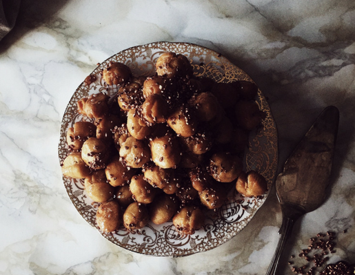 la ricetta degli struffoli napoletani: palline di impasto fritte, poi immerse nel miele e infine decorate con zuccherini colorati